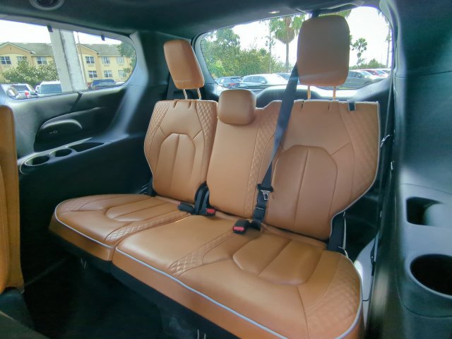 Used 2023 Chrysler Pacifica Pinnacle FWD image 16