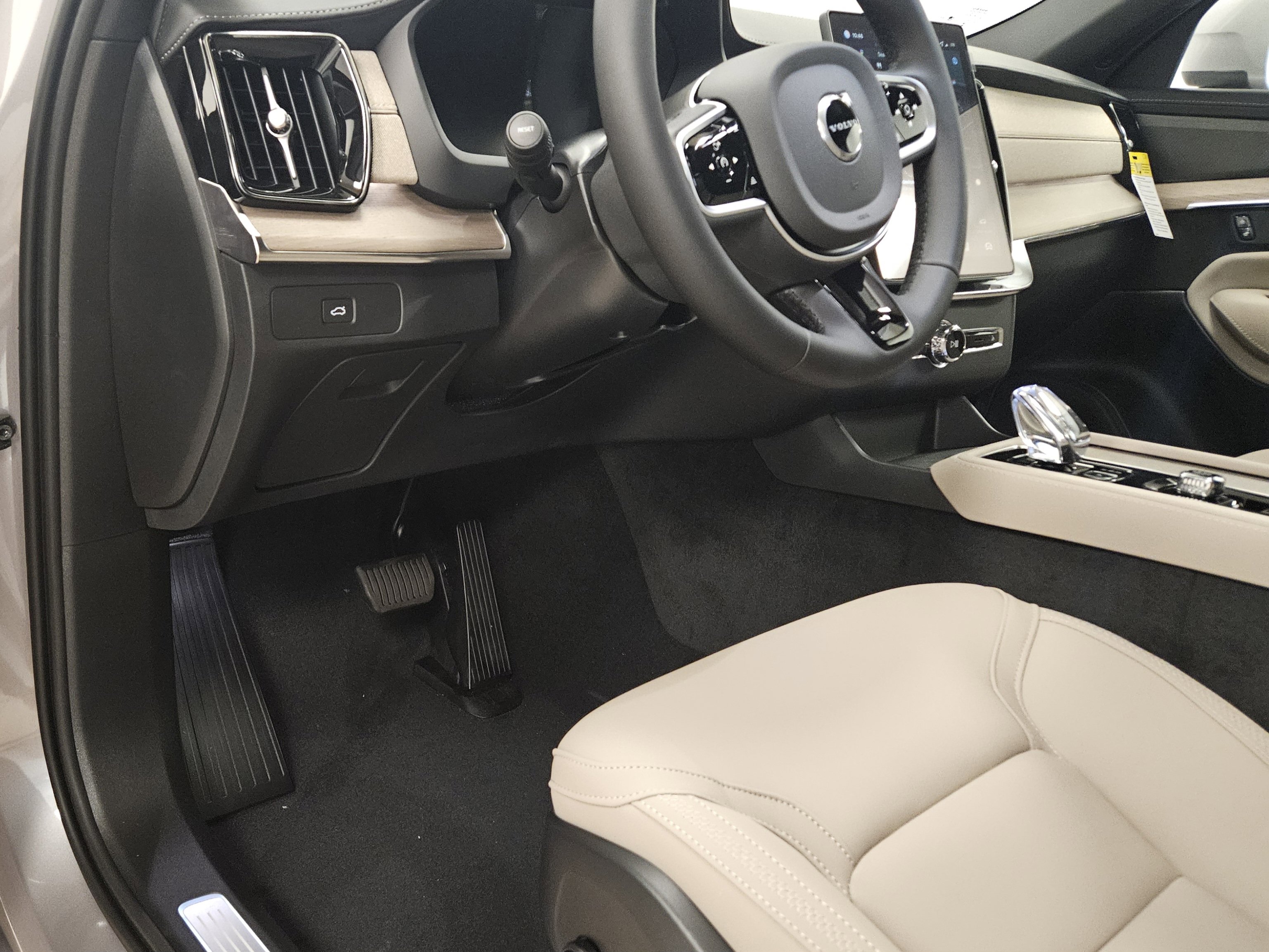 New 2026 Volvo XC90 B6 Plus w/ Protection Package Premier image 46