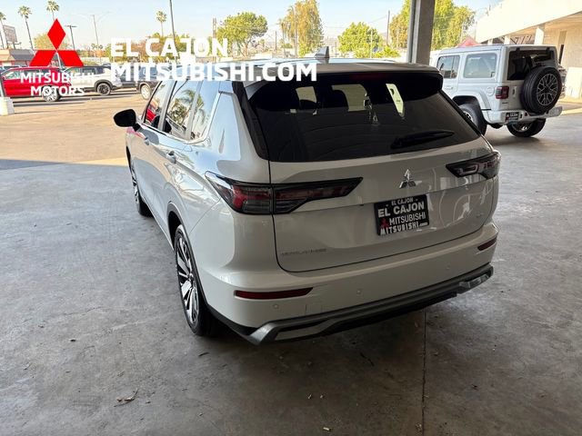 Used 2025 Mitsubishi Outlander SE image 5