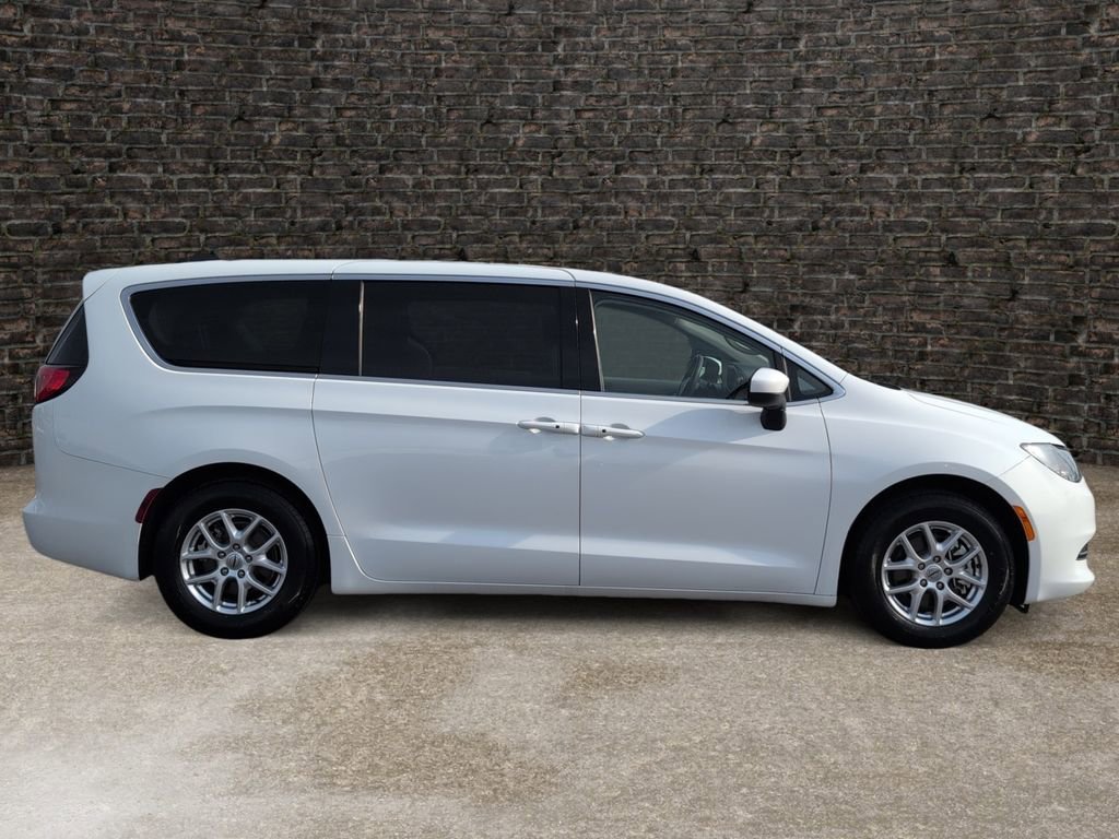 Used 2022 Chrysler Voyager LX image 3