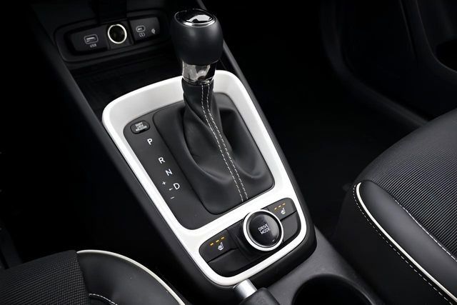 Used 2023 Hyundai Venue Limited image 24