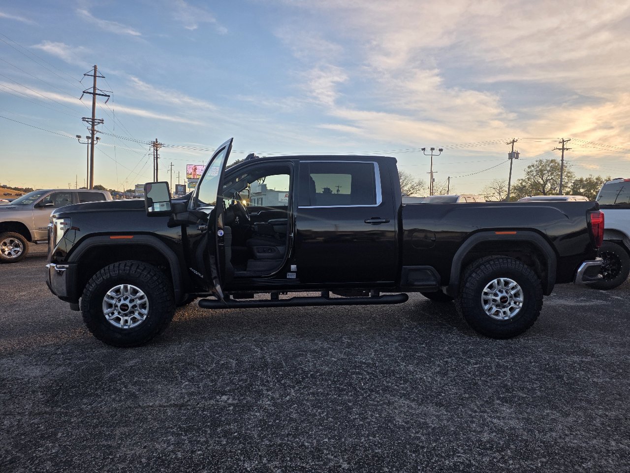 Used 2025 GMC Sierra 2500 SLE w/ SLE Value Package; image 9