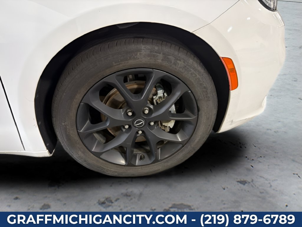 Used 2025 Chrysler Pacifica Limited FWD image 31