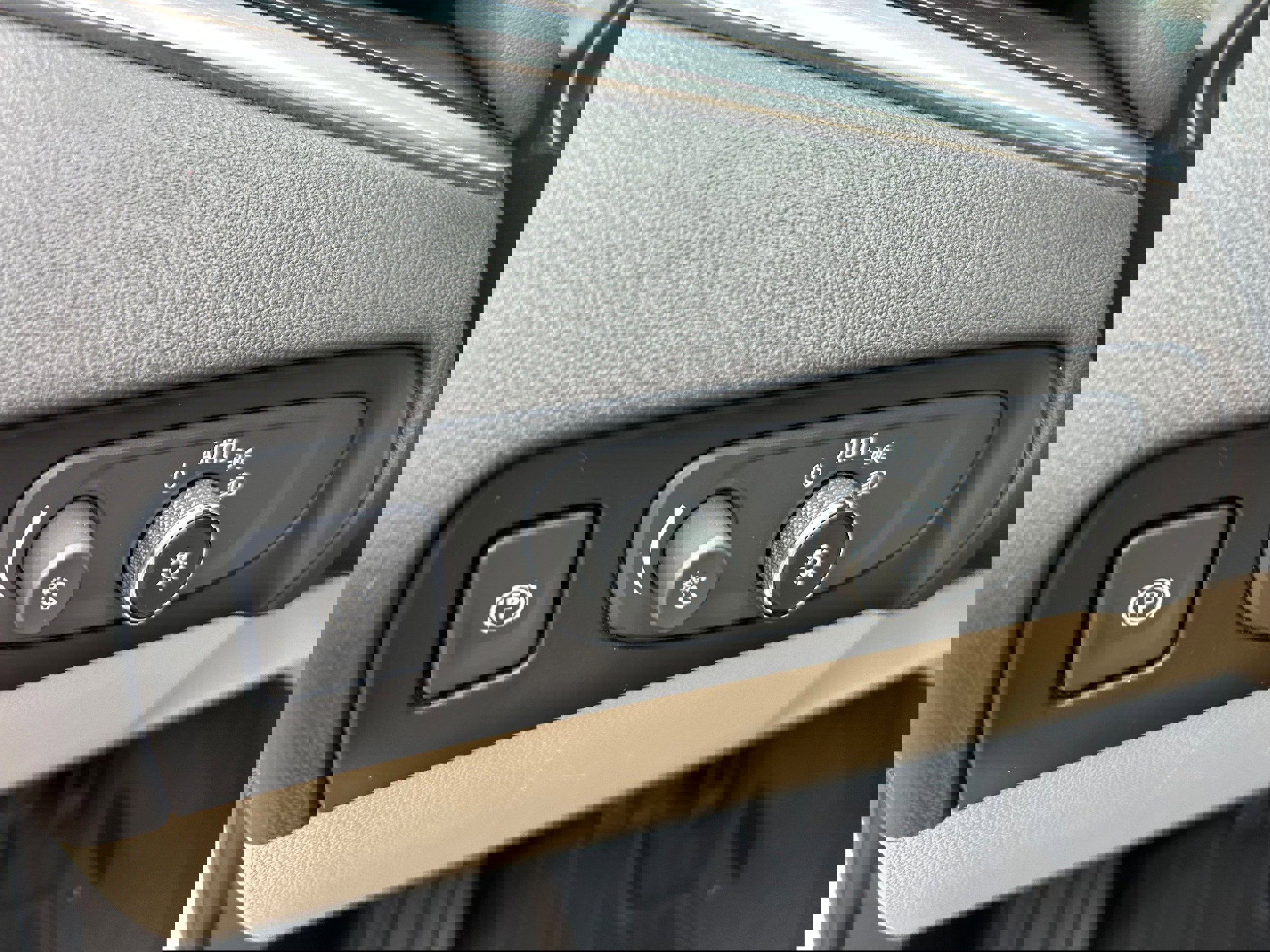 Used 2019 Buick Enclave Essence FWD image 16