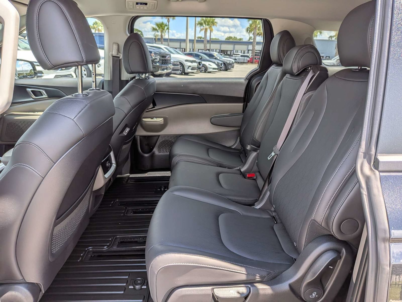 Used 2026 Kia Carnival FWD image 14