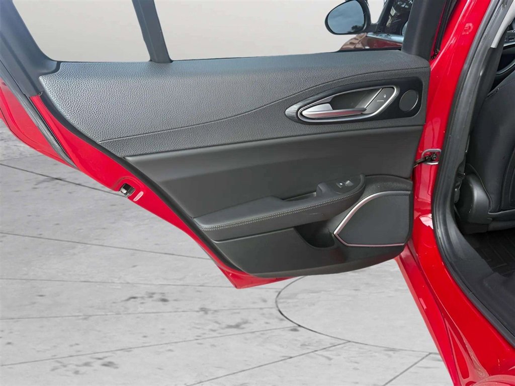 Used 2019 Alfa Romeo Giulia AWD image 12