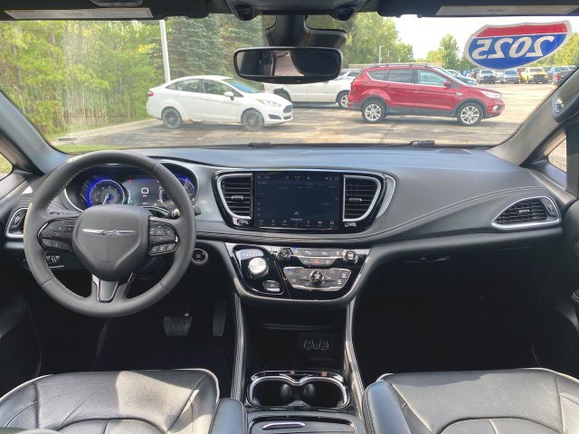 Used 2025 Chrysler Pacifica Limited FWD image 21