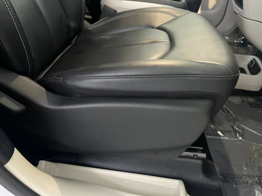 Used 2024 Chrysler Pacifica Touring-L FWD image 53