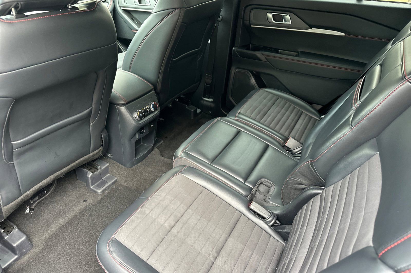 Used 2025 Ford Explorer ST-Line w/ ST-Line Street Pack image 14