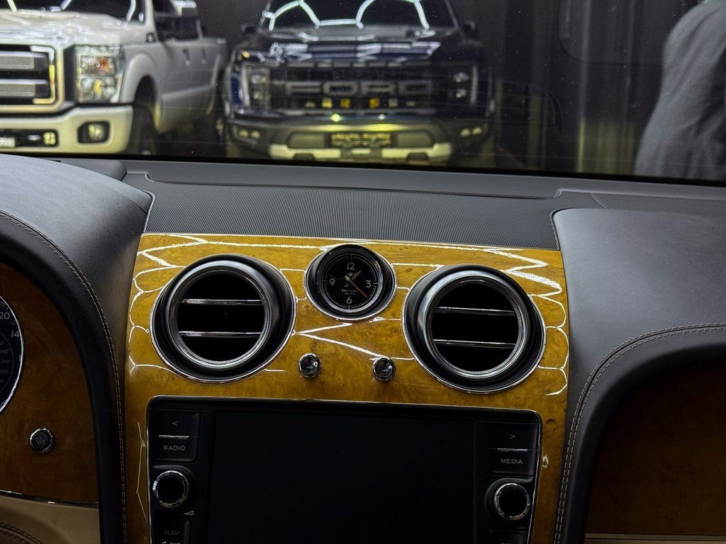 Used 2017 Bentley Bentayga image 22