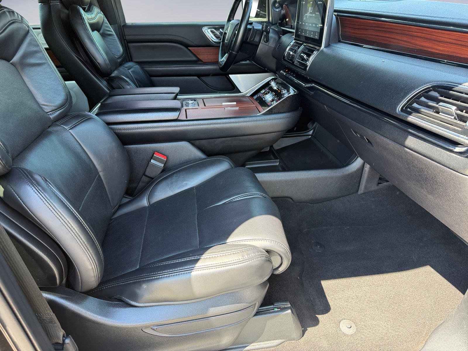 Used 2021 Lincoln Navigator Reserve w/ Luxury Package AWD/4WD image 19