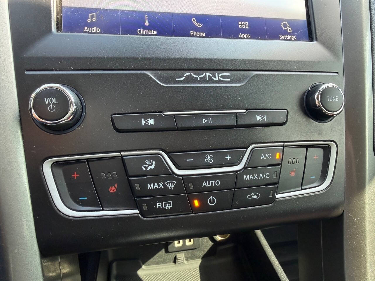 Used 2020 Ford Fusion SEL FWD image 16