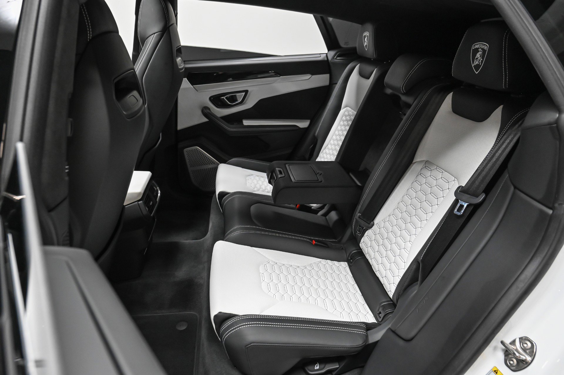 Used 2020 Lamborghini Urus image 32