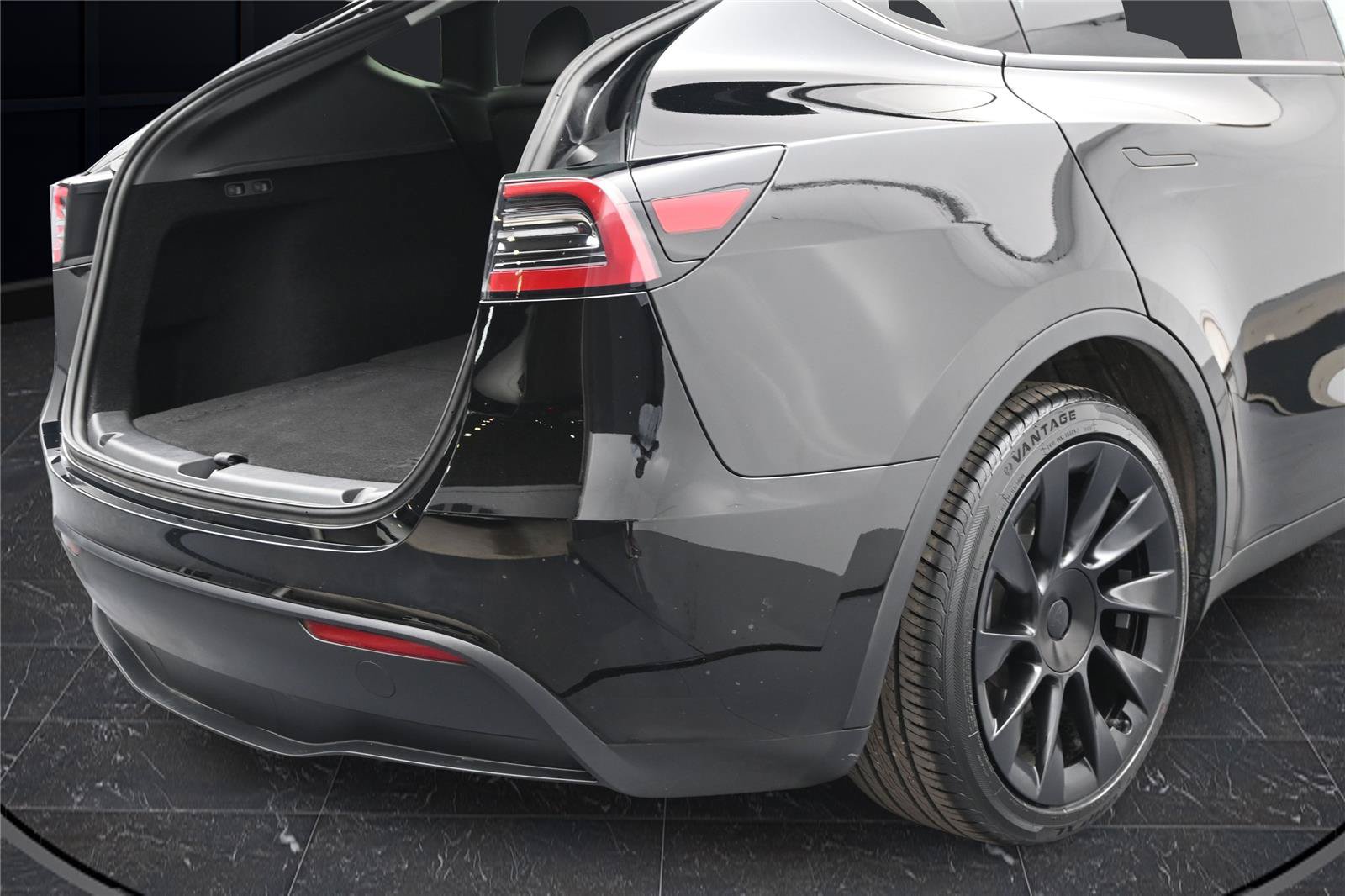 Used 2024 Tesla Model Y 2WD image 12
