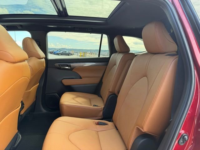 Certified 2024 Toyota Highlander Platinum AWD/4WD image 19