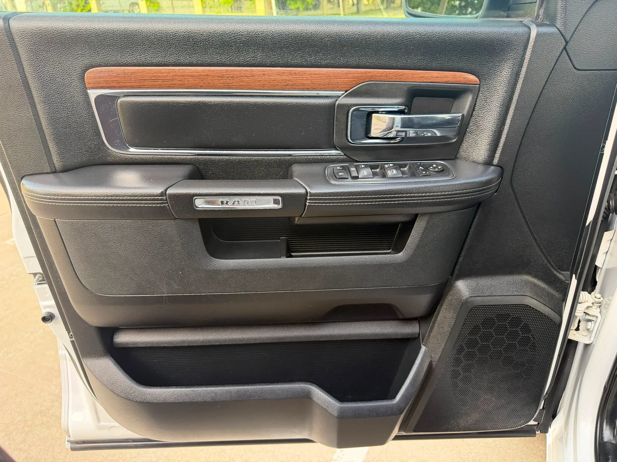 Used 2017 RAM 1500 Laramie RWD image 15