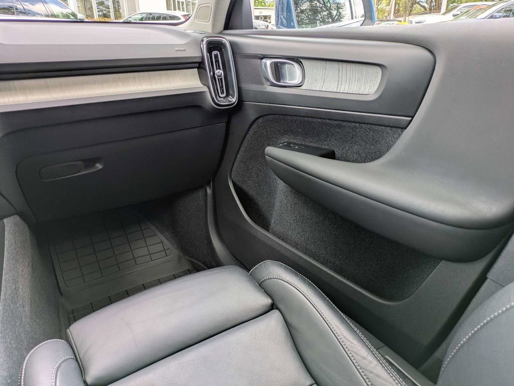 Used 2023 Volvo XC40 B5 Plus w/ Protection Package Premier image 19