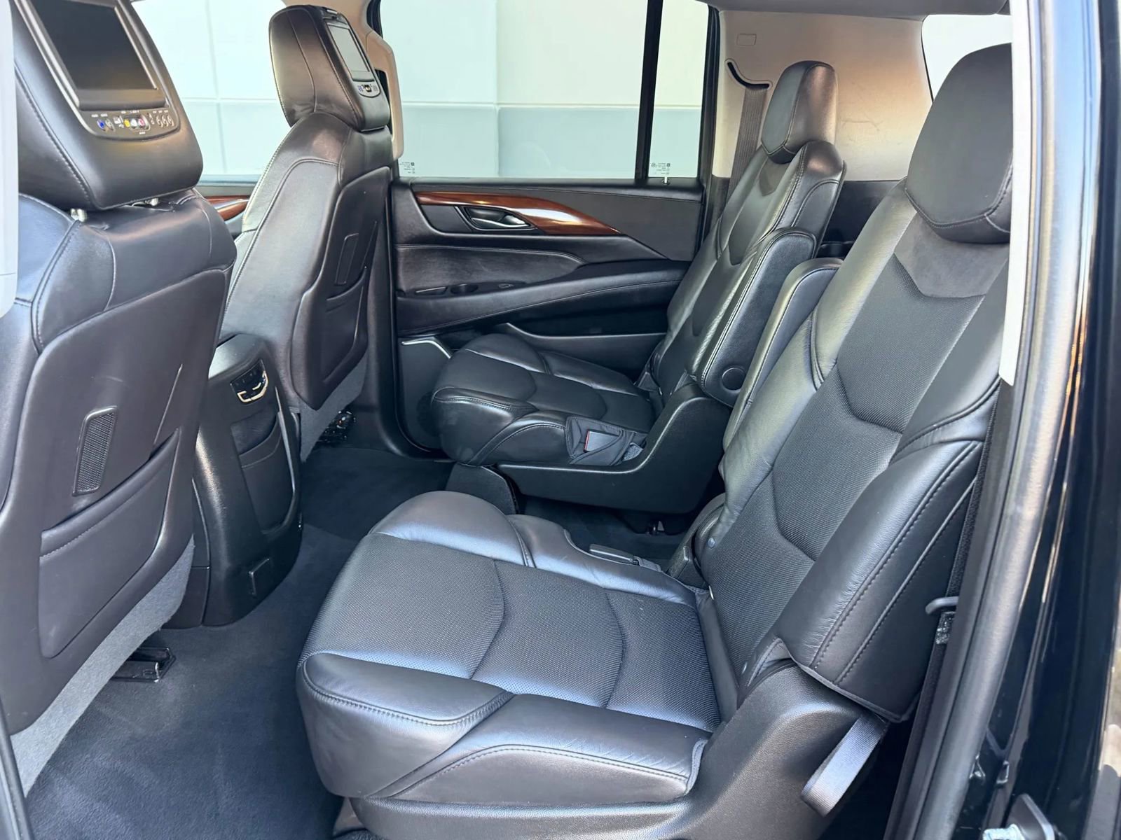 Used 2018 Cadillac Escalade ESV Luxury AWD/4WD image 4
