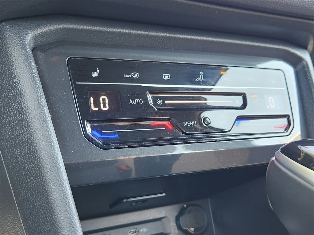 Used 2024 Volkswagen Tiguan SE image 13