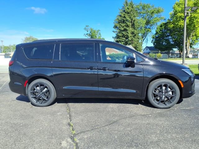 New 2027 Chrysler Pacifica Limited AWD/4WD image 8