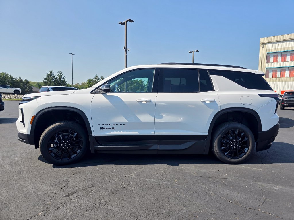Used 2026 Chevrolet Traverse LT FWD image 5
