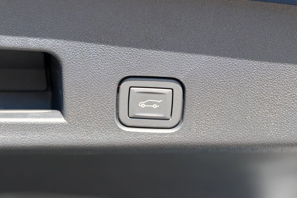 New 2026 Chevrolet Traverse LT w/ Midnight/Sport Edition FWD image 9