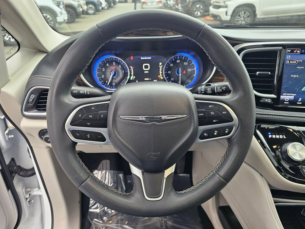 Used 2023 Chrysler Pacifica Limited FWD image 28