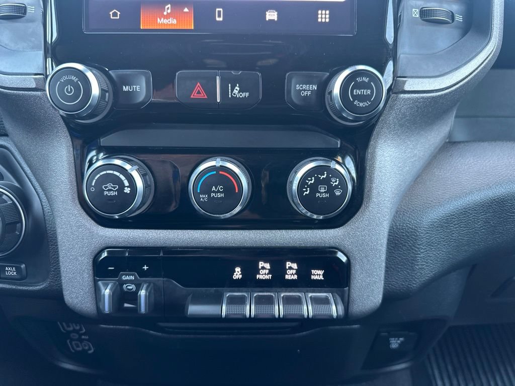 Used 2025 RAM 1500 Warlock AWD/4WD image 4