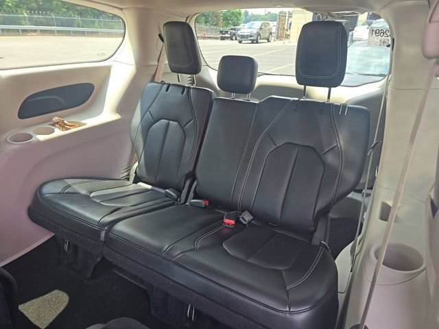 Certified 2023 Chrysler Pacifica Touring-L FWD image 13