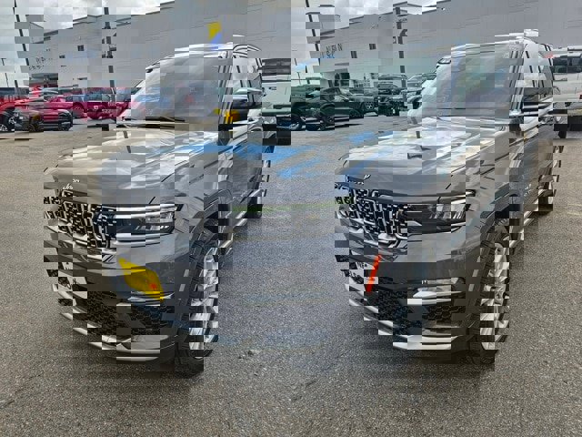 Used 2023 Jeep Grand Cherokee Summit image 2