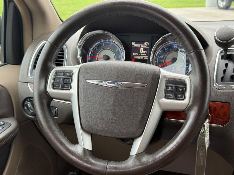 Used 2014 Chrysler Town & Country Touring-L w/ Driver Convenience Group FWD image 14