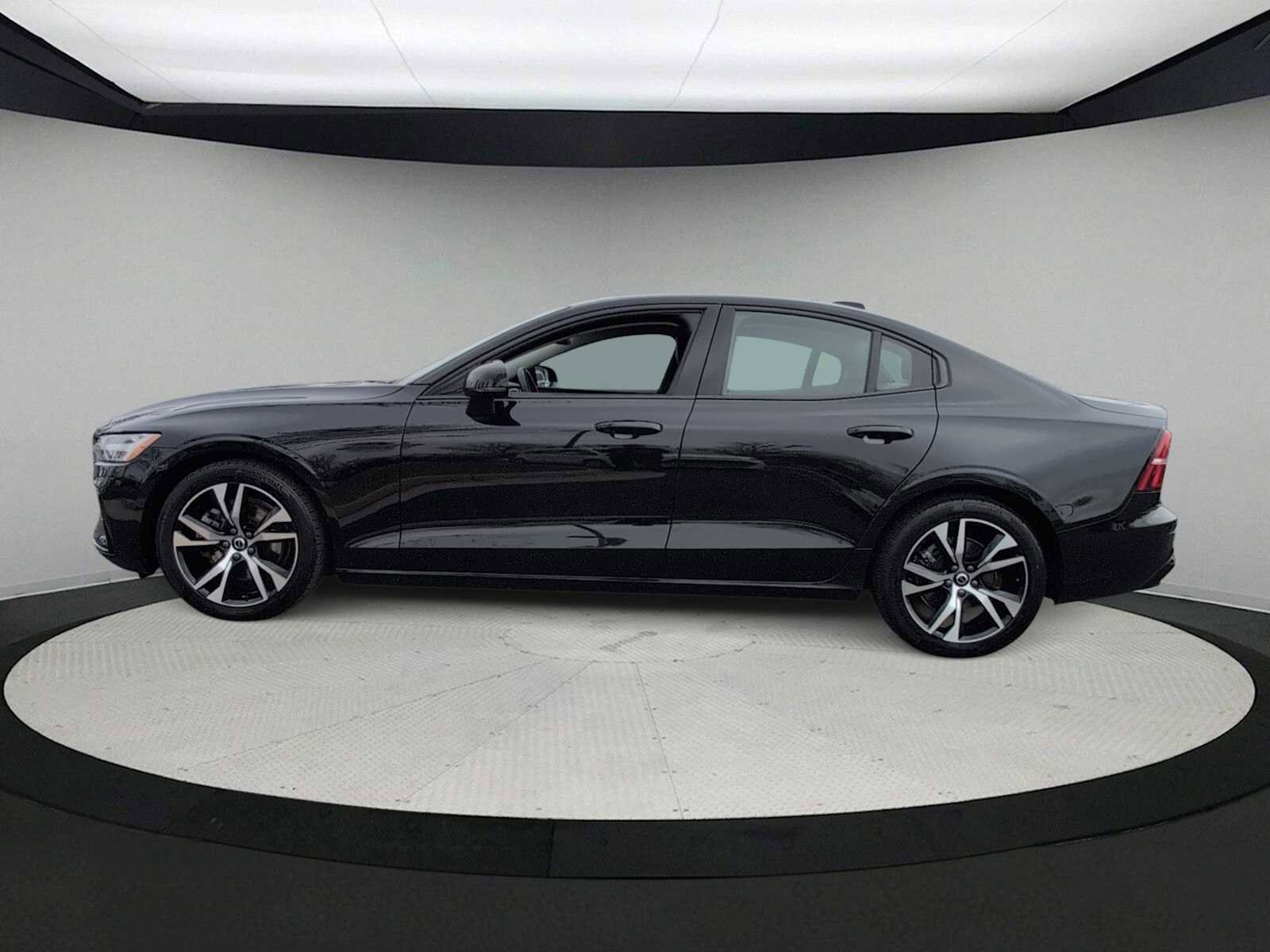 Used 2024 Volvo S60 B5 Core image 5