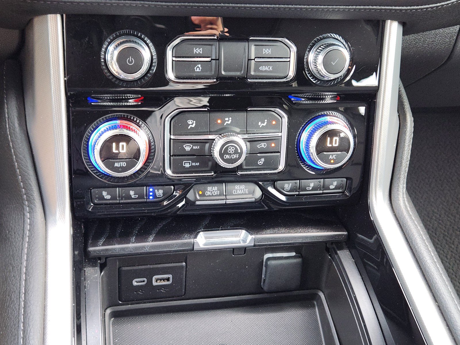 Used 2024 GMC Yukon Denali w/ Advanced Technology Package AWD/4WD image 15