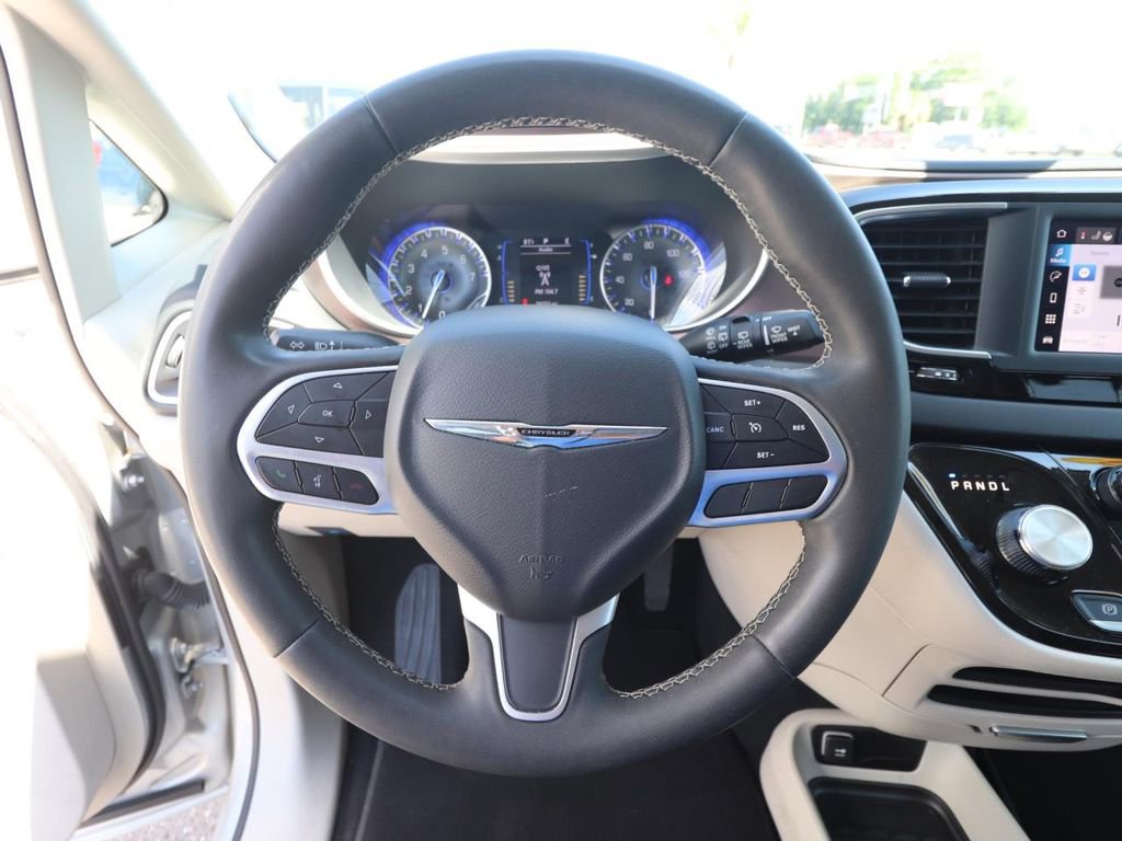 Used 2023 Chrysler Voyager LX image 17