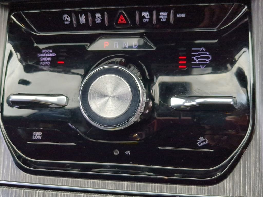 Used 2023 Jeep Wagoneer L Series III w/ Preferred Equipment Group image 9