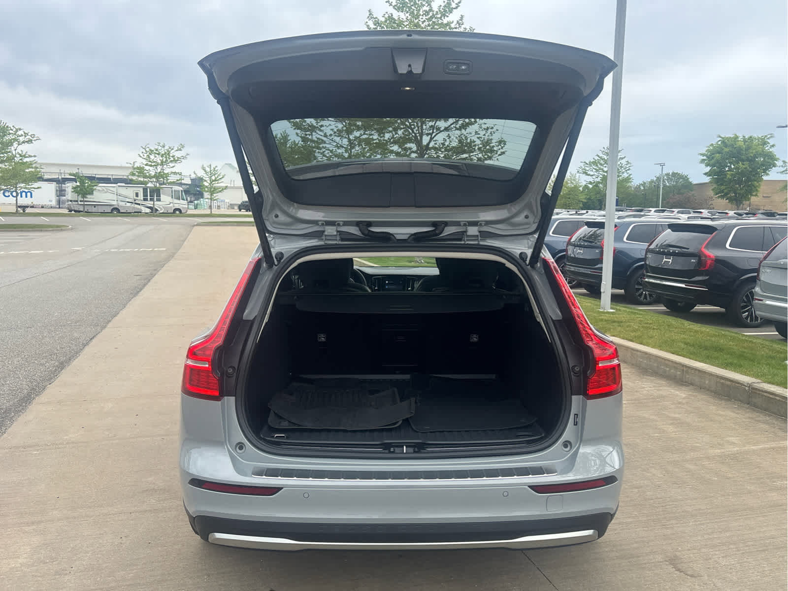 Used 2024 Volvo V60 B5 Cross Country Plus w/ Protection Package Premier AWD/4WD image 7