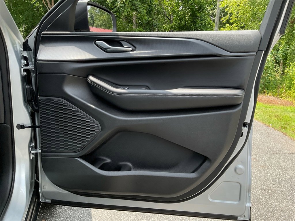 New 2025 Jeep Grand Cherokee L Laredo w/ Luxury Tech Group I image 31