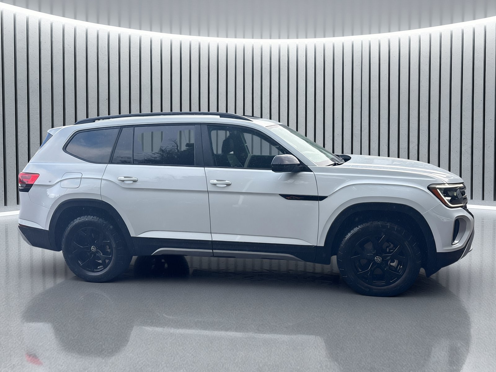 Used 2025 Volkswagen Atlas Peak Edition SE AWD/4WD image 8