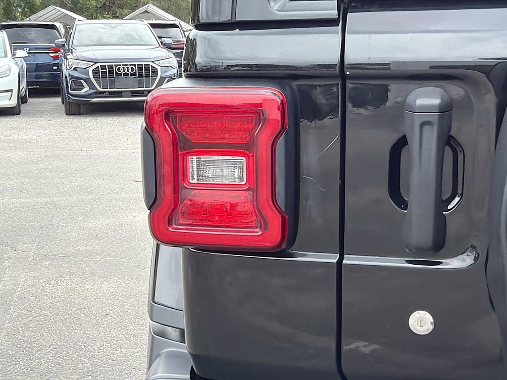Used 2018 Jeep Wrangler Unlimited Sahara AWD/4WD image 10