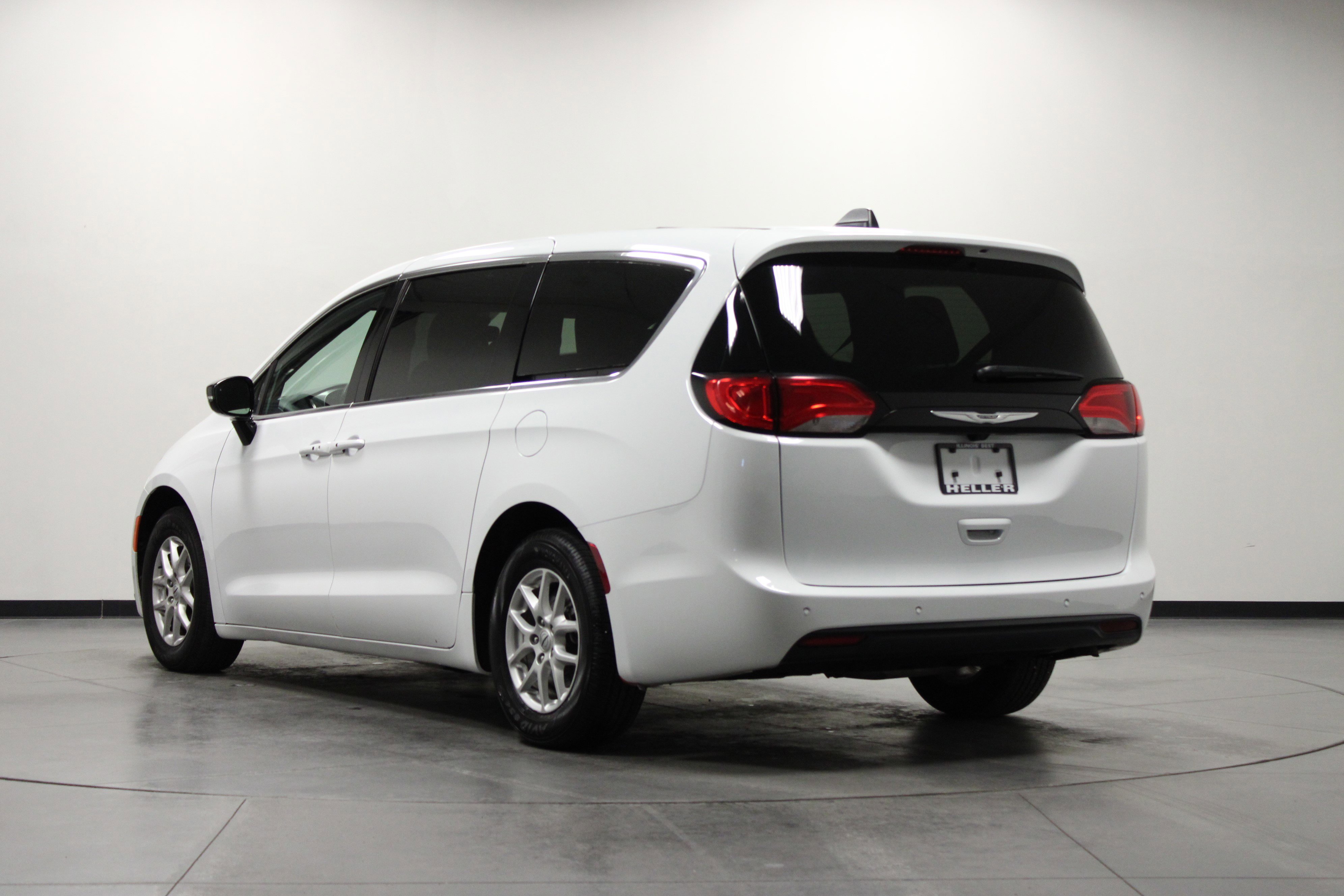 Used 2025 Chrysler Voyager LX FWD image 6