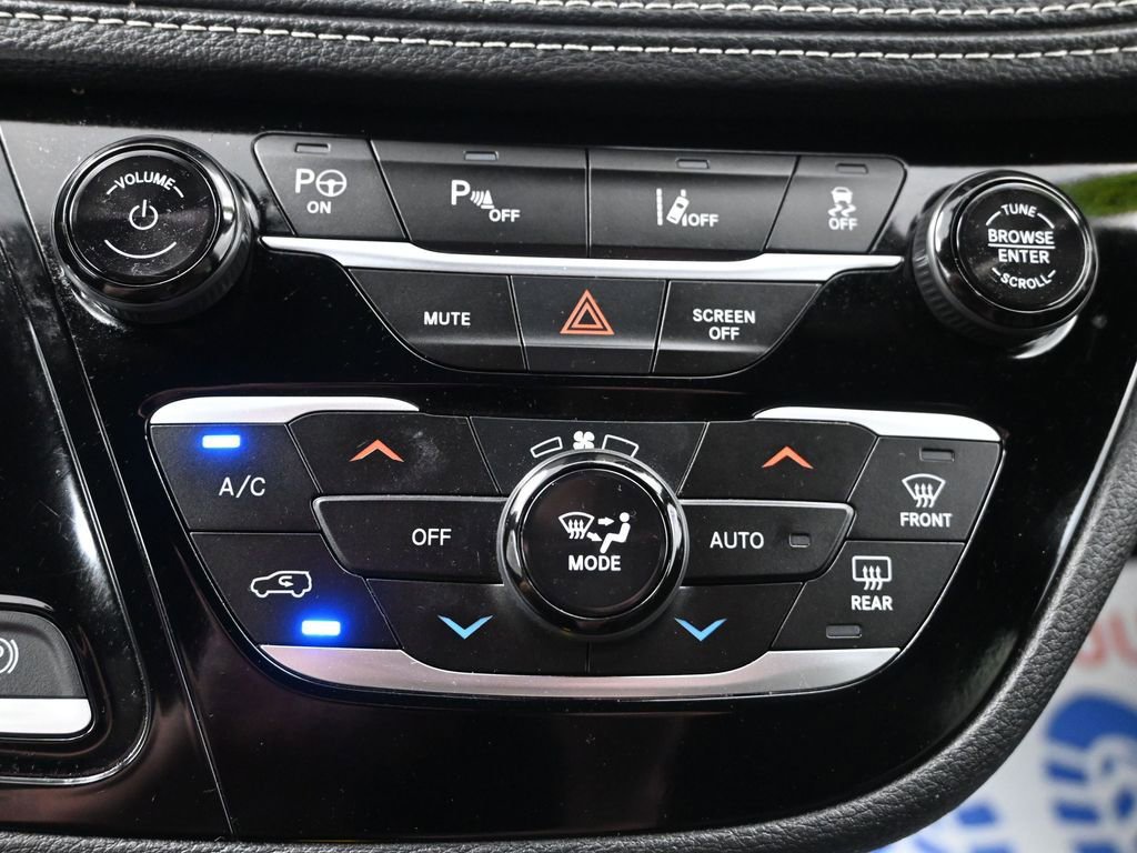 Used 2024 Chrysler Pacifica Select image 22