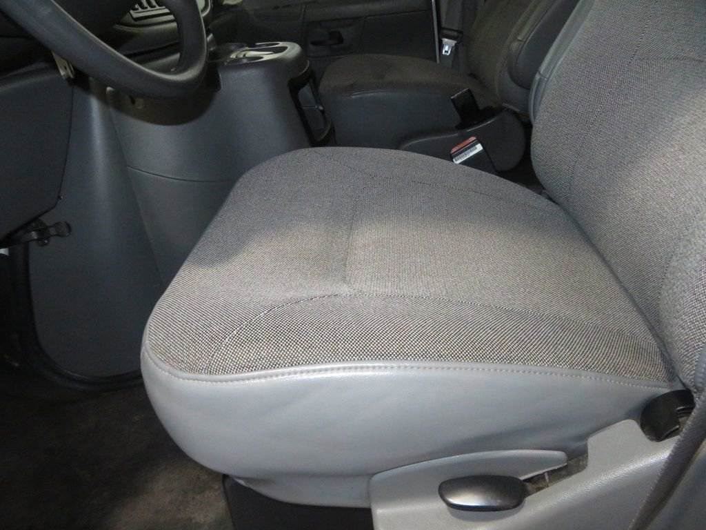 Used 2003 Ford E-350 and Econoline 350 Super Duty Wagon image 19
