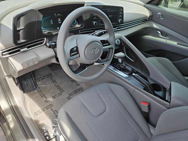 Used 2025 Hyundai Elantra SE FWD image 19