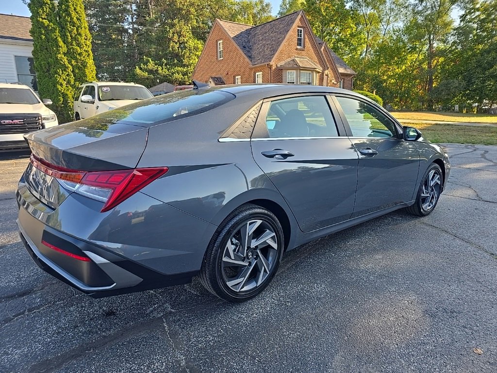 Used 2025 Hyundai Elantra SEL image 4