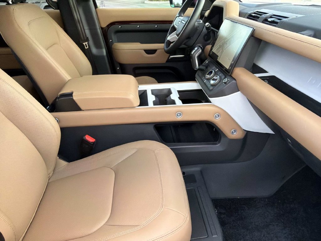 Used 2026 Land Rover Defender 130 X-Dynamic SE AWD/4WD image 11