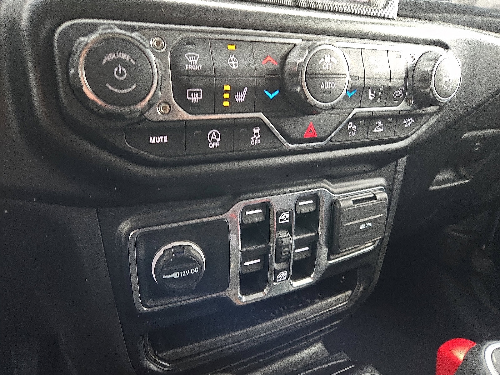 Used 2022 Jeep Wrangler Unlimited Sahara image 16