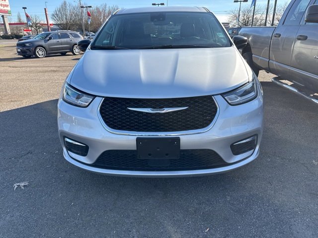 Used 2024 Chrysler Pacifica Touring-L image 2