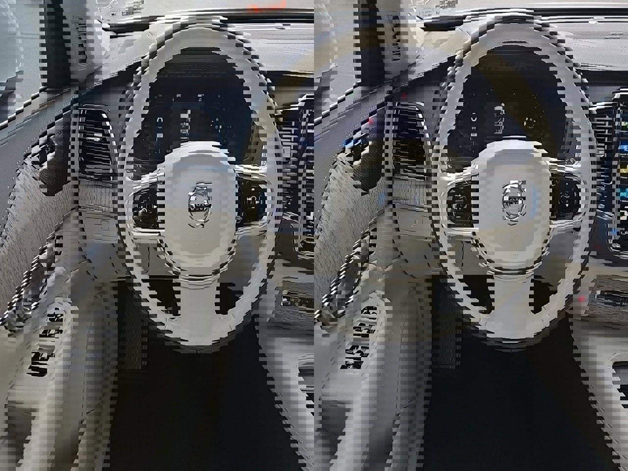 Used 2025 Volvo XC90 B6 Ultra w/ Protection Package Premier image 34