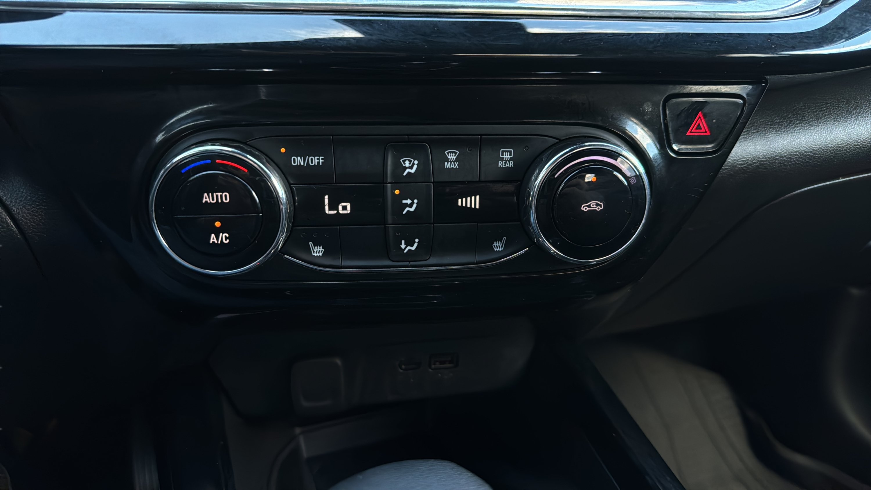 Used 2024 Chevrolet Trax RS w/ Sunroof Package FWD image 16