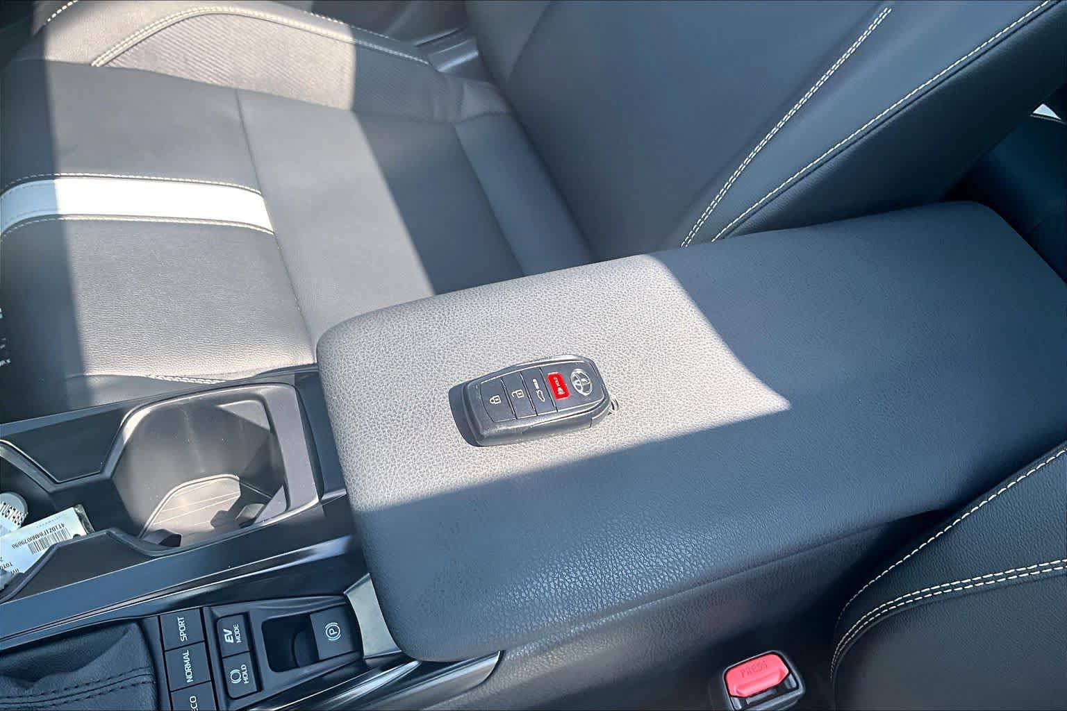 Used 2026 Toyota Camry Hybrid w/ Convenience Package FWD image 15
